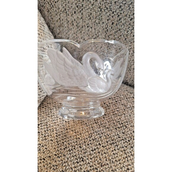 Lead Crystal Footed Bowl w/ Frosted Embossed Swans‎ Scalloped Compote 4" x 6" - Picture 4 of 8